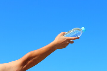 ペットボトルと青空　水分補給