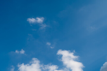 Obraz premium 空にもこもこ白い雲と天気の良い空