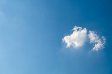 空にもこもこ白い雲と天気の良い空