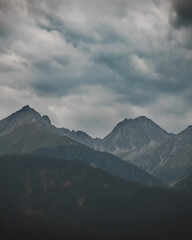 die Bergspitzen Karlspitze, alter Mann und Kuppkarles Spitze in den tiroler Alpen in Österreich im...