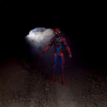 Spiderman allein in einer Höhle