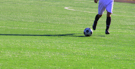 サッカー場　フットボール　芝生でトラップ © Orange Bowl