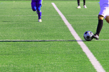 サッカー場　フットボール　芝生でトラップ