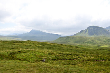 Wunderschöne Landschaft mit Wiesen und Berge in der Gebirgsregion Quiraing auf der Isle of Skye, Schottland