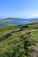 Panorama Ausblick vom Old Man of Storr auf den Wanderweg zum Loch Leathan, Isle of Skye, Schottland