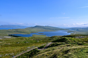 Panorama Ausblick vom Old Man of Storr auf den Wanderweg zum Loch Leathan, Isle of Skye, Schottland
