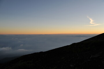 富士宮口六合目から見た雲海と朝焼け