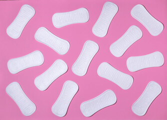 Feminine hygiene pads on a pink background. Concept of feminine hygiene during menstruation. top view.