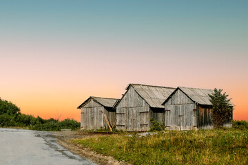 Obraz premium Barns on land at sunset