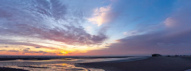 Fotobehang Sonnenuntergang über dem Strand von St. Peter Ording © AlexWolff68