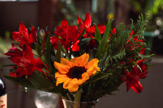 bouquet de flores vermelhas com girassol