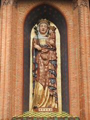 Obraz premium virgin mary statue in marienburg castle in malbork, poland