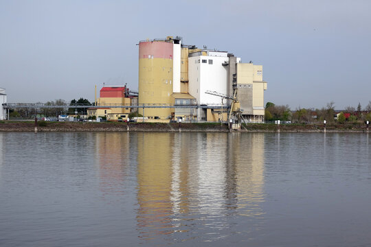 Silos am Rhein bei Worms