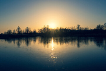 Fototapeta premium Zachód słońca nad wodą