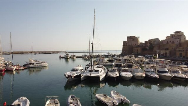 immagine aerea del porto di Castellammare del Golfo, in Sicilia.