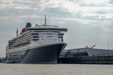 Fototapeta na wymiar Ozeanliner im Hafen Rotterdam, Holland - Ocean liner cruiseship cruise ship at cruise terminal in Rotterdam, Netherlands 