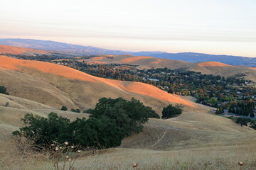 Obraz premium Sunset in the San Ramon Valley seen from hills nearby