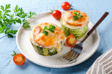 Zucchini stuffed with minced meat and rice, with tomatoes and mozzarella.