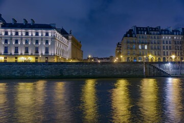 Fototapeta premium the Seine Rive in Paris at night with city light and buildings