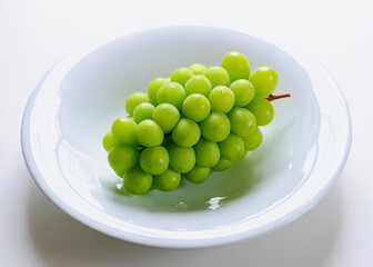 新鮮な葡萄　白い陶器の皿にのったシャインマスカット