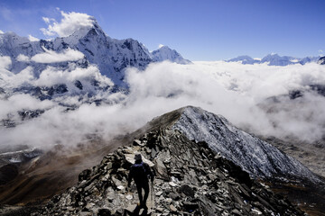 Fototapeta na wymiar cresta del Chhukhung Ri , 5550 mts.glaciar Lhotse.Sagarmatha National Park, Khumbu Himal, Nepal, Asia.