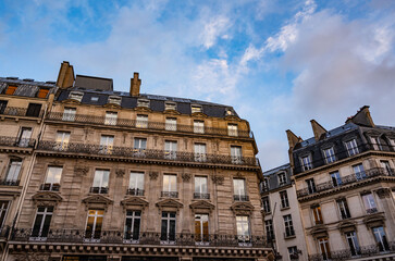 Fototapeta na wymiar the facade of the classic european building in paris