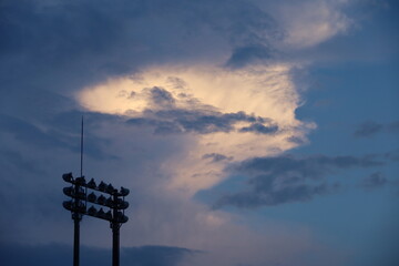 照明に雲