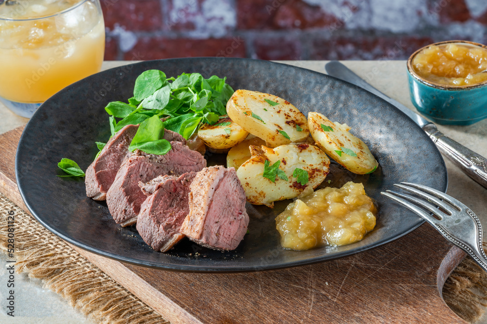 Sticker roasted dack breast with fried potatoes and apple sauce