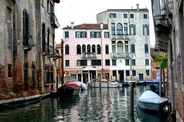 Fototapeta na wymiar Beautiful peaceful Venice canal