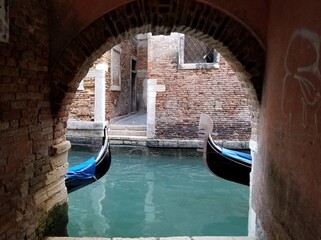 Fototapeta na wymiar gondolas in canal
