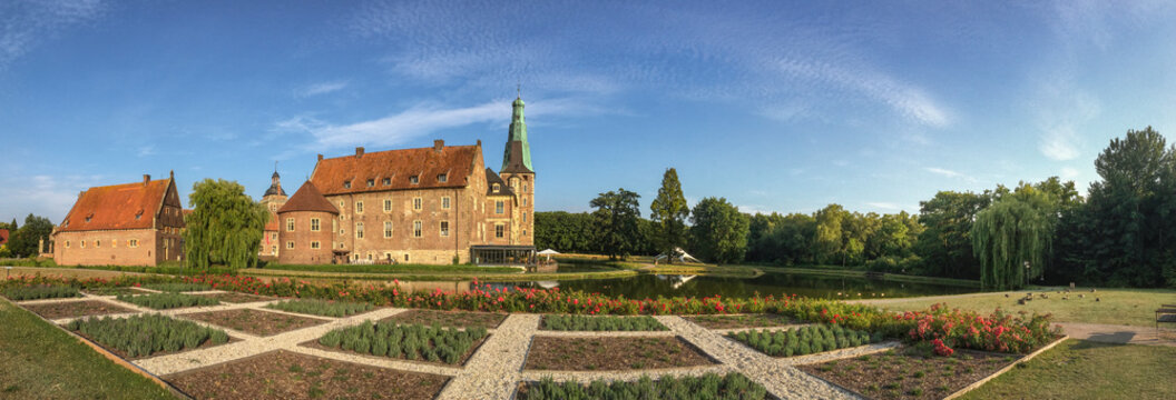 Schloss Raesfeld in Raesfel mit Blumenbeeten