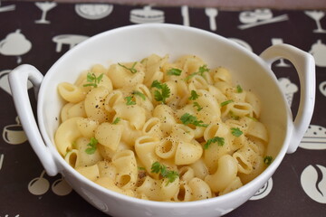 macaroni white sauce pasta in a white bowl