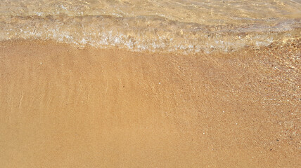 Fototapeta na wymiar waves on the beach sand beach