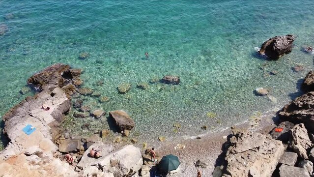 immagine aerea di una splendida spiaggia siciliana con scogli
