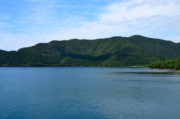 Fototapeta na wymiar 箱根海賊船から見える夏の芦ノ湖と青い空