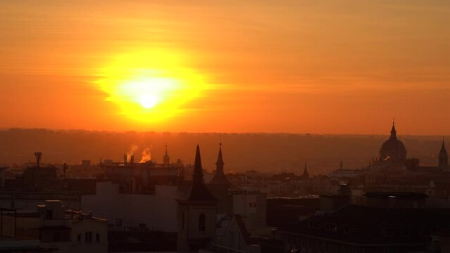 Vista panor&aacute;mica de la ciudad de Madrid al atardecer, Espa&ntilde;a.