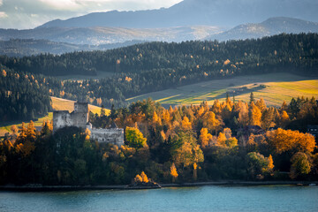 zamek w Niedzicy nad jeziorem Czorsztyńskim