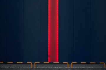 Fototapeta niebieska ściana z czerwonym paskiem led obraz