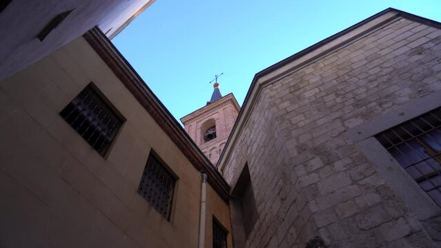 Torre mud&eacute;jar en la iglesia de San Nicol&aacute;s de los Servitas, Madrid, Espa&ntilde;a, considerada como el monumento m&aacute;s antiguo de Madrid