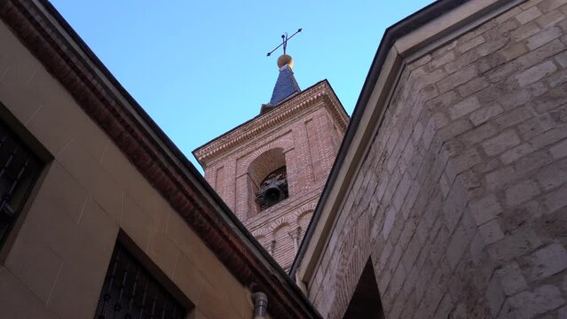 Torre mud&eacute;jar en la iglesia de San Nicol&aacute;s de los Servitas, Madrid, Espa&ntilde;a, considerada como el monumento m&aacute;s antiguo de Madrid