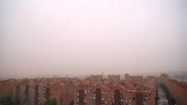 Vista panor&aacute;mica de la ciudad de Madrid, Espa&ntilde;a, te&ntilde;ida de color ocre por una tormenta de arena y polvo en el aire.