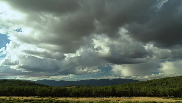 (Time lapse) Vista panor&aacute;mica desde la Sierra de Madrid.