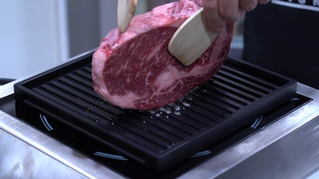 Cocinando un chulet&oacute;n a la parrilla.