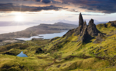 Mountain panorama with sun in Scotland, Isle of Skye - Old man of storr - obrazy, fototapety, plakaty