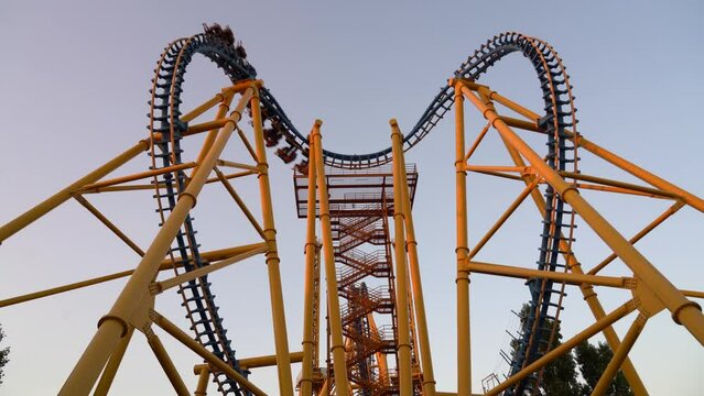 Detalle de una monta&ntilde;a rusa de un parque de atracciones.
