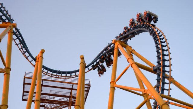 Detalle de una monta&ntilde;a rusa de un parque de atracciones.