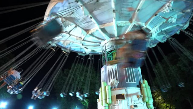 Sillas voladoras en un parque de atracciones.