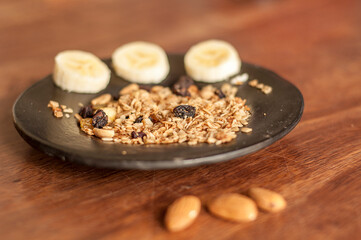 Banana, oats, raisins and almonds. Preparation. Vegan. Healthy.