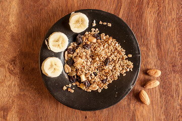Banana, oats, raisins and almonds. Preparation. Vegan. Healthy.