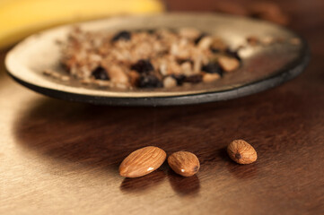 Banana, oats, raisins and almonds. Preparation. Vegan. Healthy.